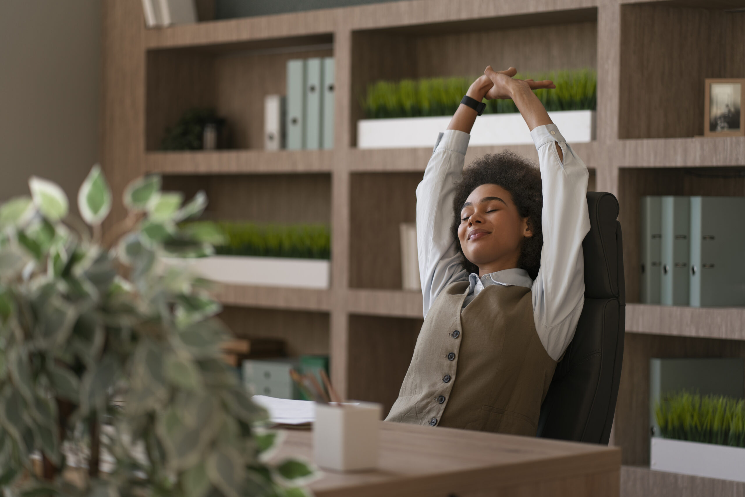 medium-shot-female-economist-working-office